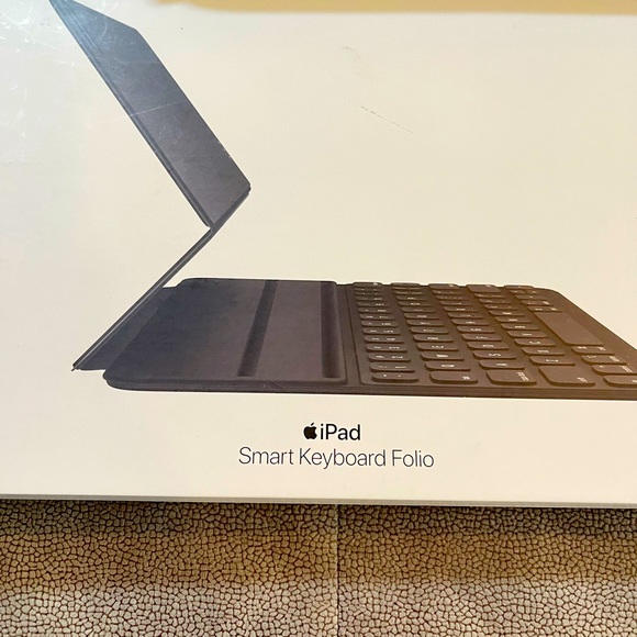 Apple Keyboard Folio for IPAD 11 , minimal use , opened box, Actual pictures
